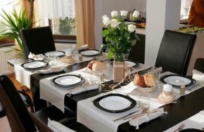 Dining-Table.jpg 480319 pixels