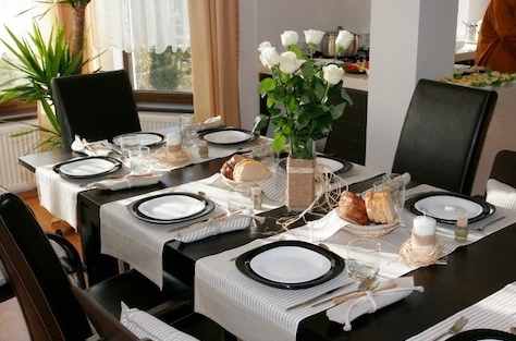 Dining-Table.jpg 480319 pixels