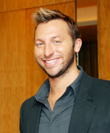 Ian Thorpe with a smile.jpg 2 1312 592 pixels