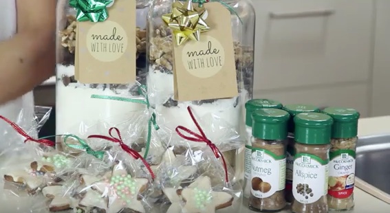 Make Your Own Christmas Baked Gifts - Blondie Jars and Gingerbread