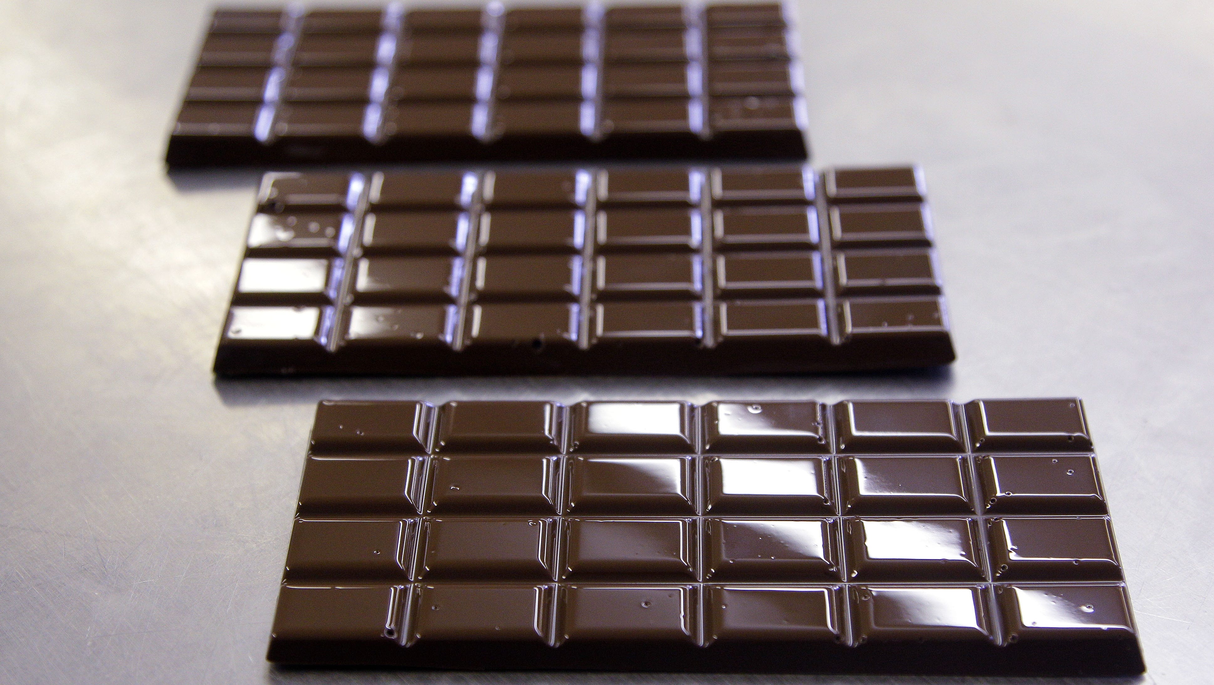 Какой шоколад более качественный. Шоколад. Плитка шоколада. Плиточный шоколад. Шоколадная плитка.