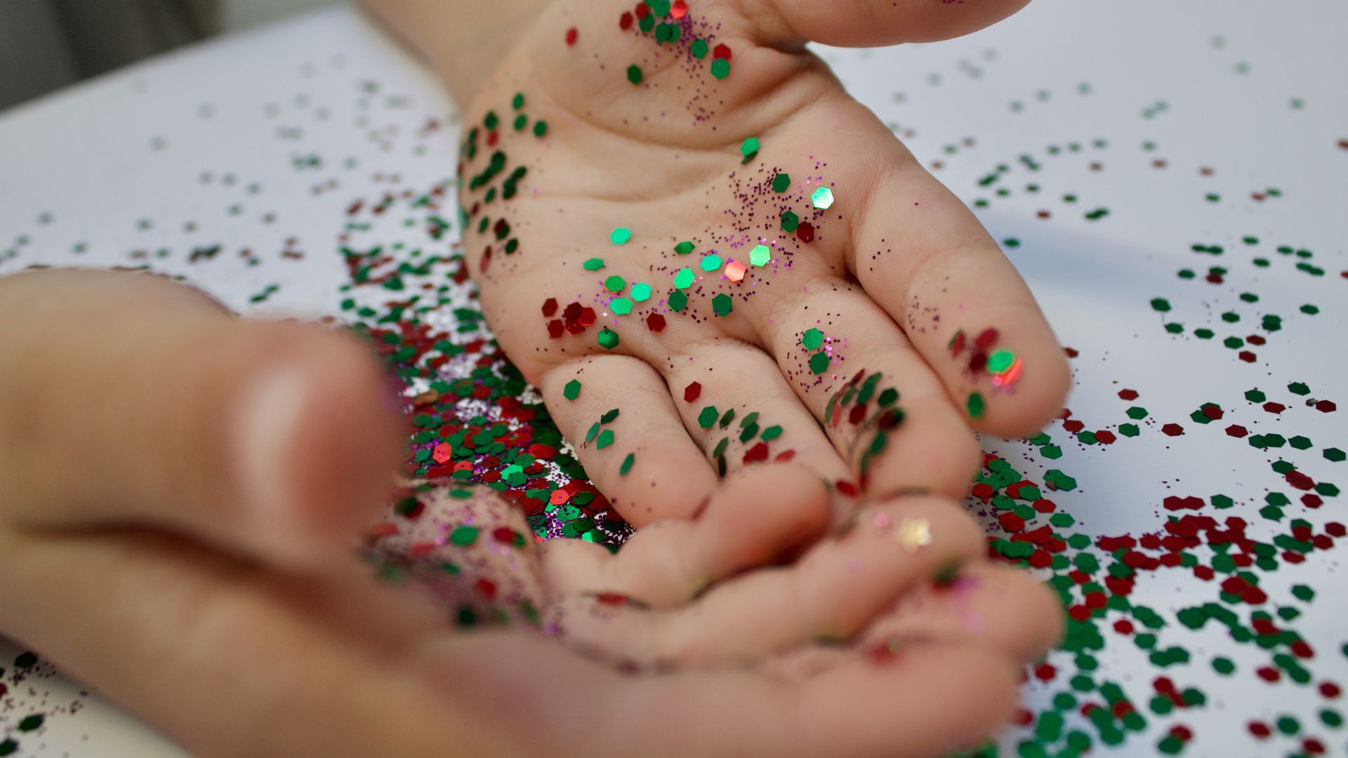 "A Mother Gave Her Kid Glitter and Glue to Play With on a Flight, and
